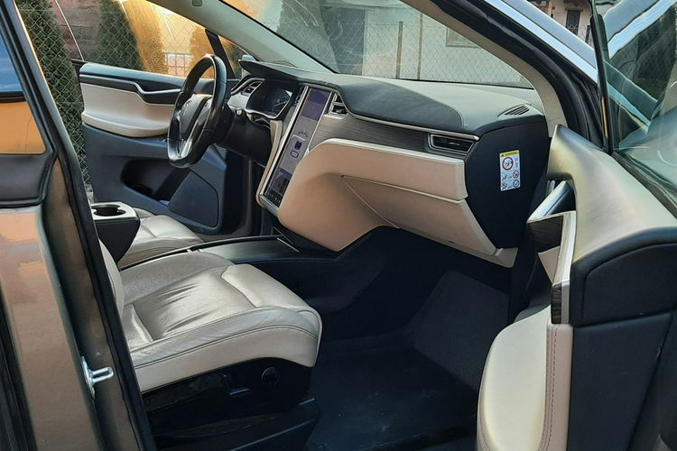 Model X Tesla x darmowe ładowanie zdjęcie 6