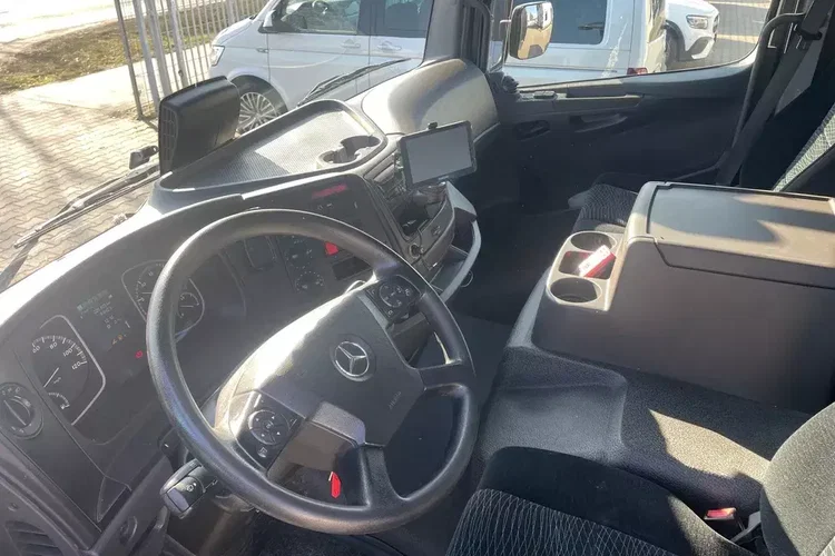 Mercedes 1218 zdjęcie 8