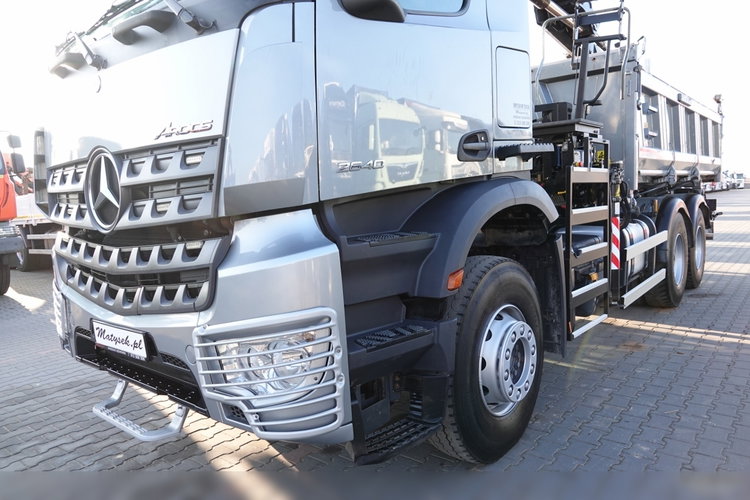 Mercedes AROCS 2640 / 6x4 / WYWROTKA / HYDROBURTA / + HDS HIAB 144 B-3 / STEROWANIE RADIOWE / ROTATOR / ŁYCHA / EURO 6 / MEILLER KIPER  zdjęcie 23
