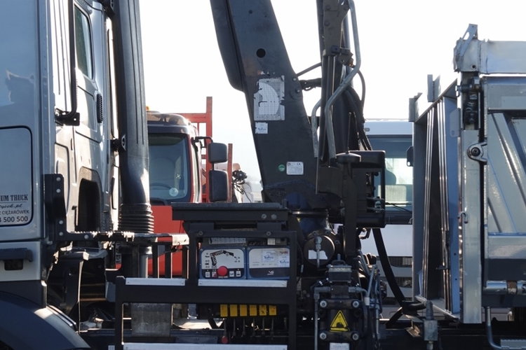 Mercedes AROCS 2640 / 6x4 / WYWROTKA / HYDROBURTA / + HDS HIAB 144 B-3 / STEROWANIE RADIOWE / ROTATOR / ŁYCHA / EURO 6 / MEILLER KIPER  zdjęcie 33