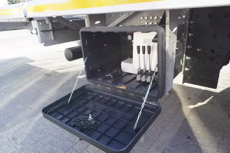 Mercedes Actros 1836 / NOWA LAWETA OCYNKOWANA / kabina sypialna / Ładowność 8, 5 t zdjęcie 19