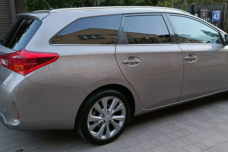 Toyota Auris Touring Sports 1.8 Hybrid Lounge, automat, I rej.30.12.2014 , bezwyp. zdjęcie 6