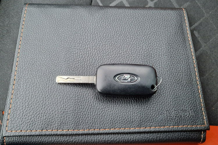 Lada Vesta 1.6i 16V 106KM Cross Automat Navi Kamera zdjęcie 21