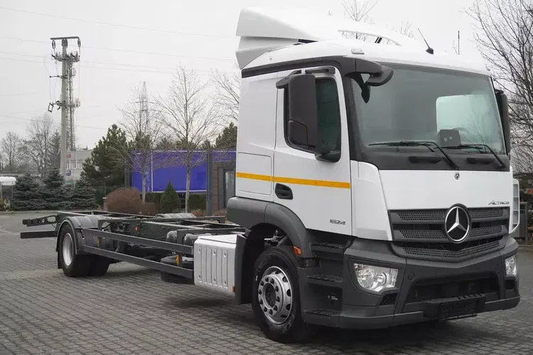 Mercedes Actros 1824 / Rama do zabudowy 9.1 m / kabina sypialna zdjęcie 1