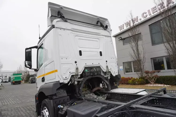 Mercedes Actros 1824 / Rama do zabudowy 9.1 m / kabina sypialna zdjęcie 11
