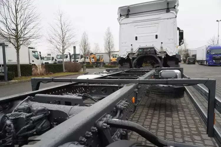 Mercedes Actros 1824 / Rama do zabudowy 9.1 m / kabina sypialna zdjęcie 14