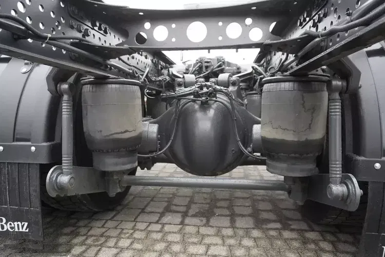 Mercedes Actros 1824 / Rama do zabudowy 9.1 m / kabina sypialna zdjęcie 16