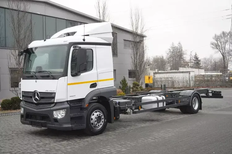 Mercedes Actros 1824 / Rama do zabudowy 9.1 m / kabina sypialna zdjęcie 2