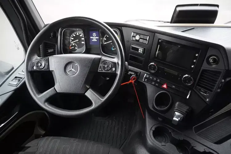 Mercedes Actros 1824 / Rama do zabudowy 9.1 m / kabina sypialna zdjęcie 25