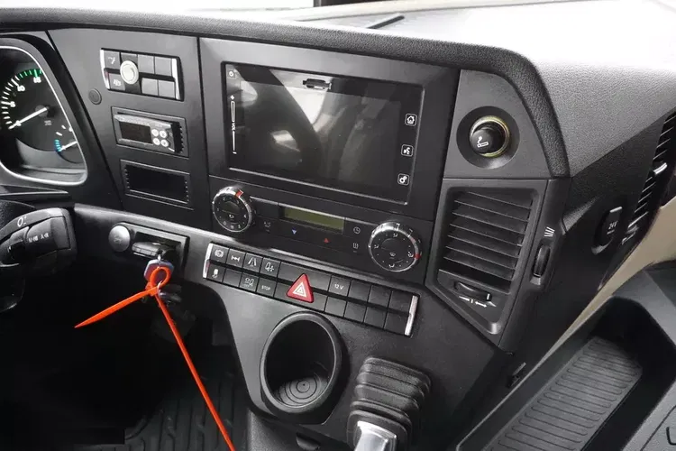 Mercedes Actros 1824 / Rama do zabudowy 9.1 m / kabina sypialna zdjęcie 27