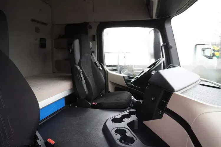 Mercedes Actros 1824 / Rama do zabudowy 9.1 m / kabina sypialna zdjęcie 30