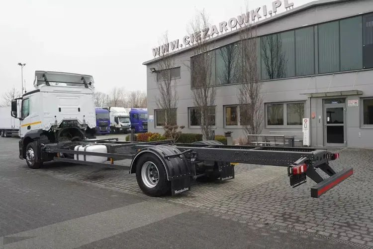 Mercedes Actros 1824 / Rama do zabudowy 9.1 m / kabina sypialna zdjęcie 4