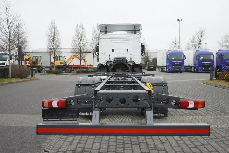 Mercedes Actros 1824 / Rama do zabudowy 9.1 m / kabina sypialna zdjęcie 5