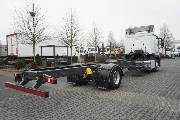 Mercedes Actros 1824 / Rama do zabudowy 9.1 m / kabina sypialna zdjęcie 6