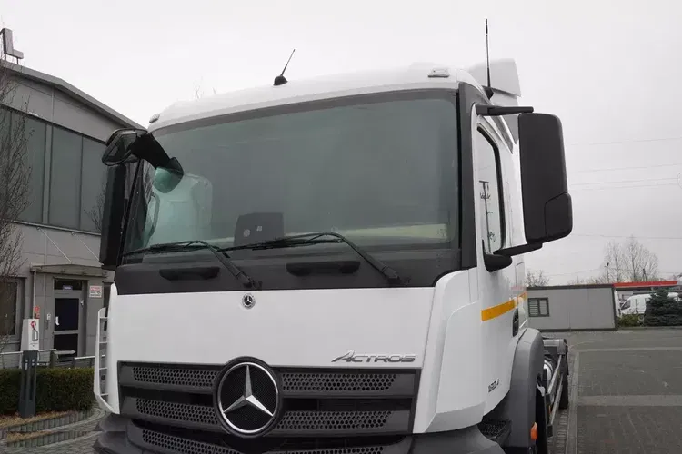 Mercedes Actros 1824 / Rama do zabudowy 9.1 m / kabina sypialna zdjęcie 9