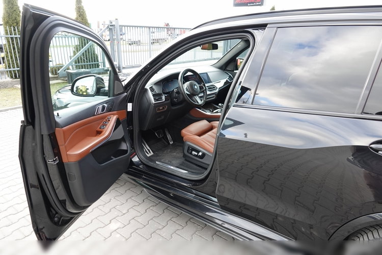 BMW X5 / xDrive30d / 265KM / INDIVIDUAL / GRZANA KIEROWNICA / DOKŁADKI KARBONOWE / ZAWIESZENIE PNEUMATYCZNE / zdjęcie 45