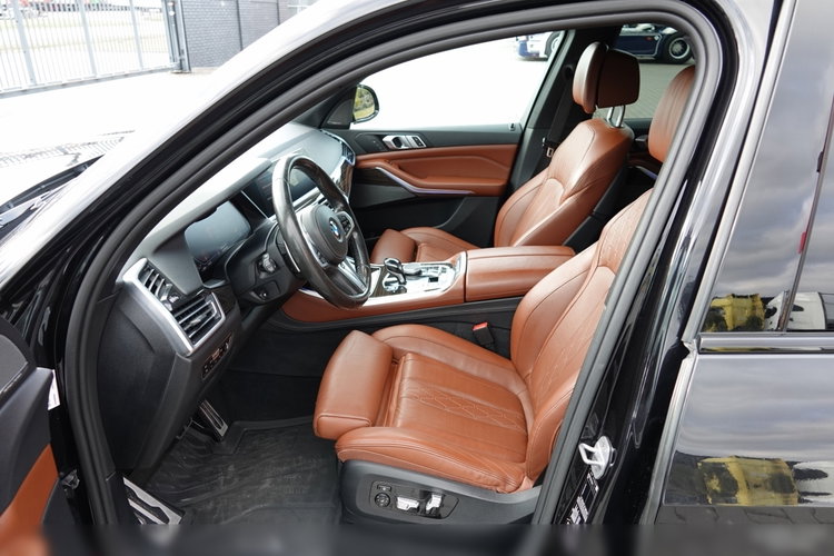 BMW X5 / xDrive30d / 265KM / INDIVIDUAL / GRZANA KIEROWNICA / DOKŁADKI KARBONOWE / ZAWIESZENIE PNEUMATYCZNE / zdjęcie 46