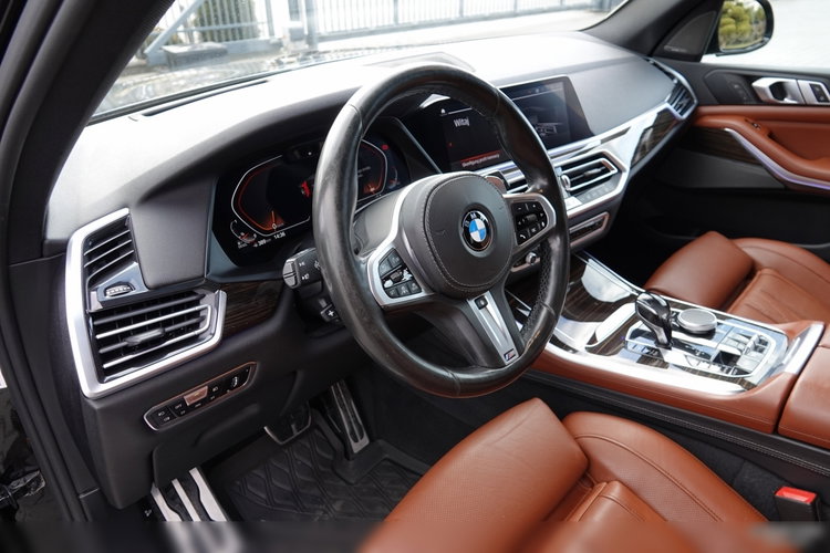 BMW X5 / xDrive30d / 265KM / INDIVIDUAL / GRZANA KIEROWNICA / DOKŁADKI KARBONOWE / ZAWIESZENIE PNEUMATYCZNE / zdjęcie 47