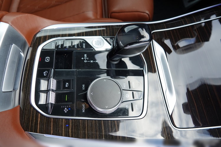 BMW X5 / xDrive30d / 265KM / INDIVIDUAL / GRZANA KIEROWNICA / DOKŁADKI KARBONOWE / ZAWIESZENIE PNEUMATYCZNE / zdjęcie 56