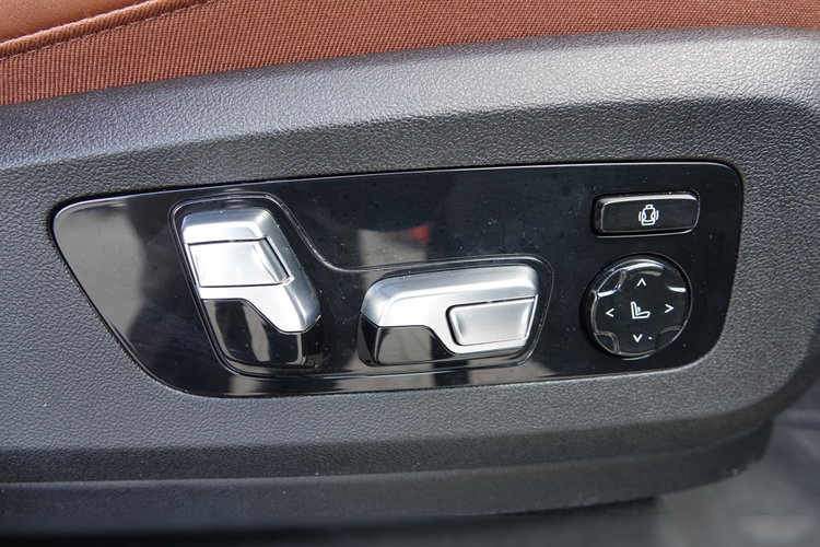 BMW X5 / xDrive30d / 265KM / INDIVIDUAL / GRZANA KIEROWNICA / DOKŁADKI KARBONOWE / ZAWIESZENIE PNEUMATYCZNE / zdjęcie 57