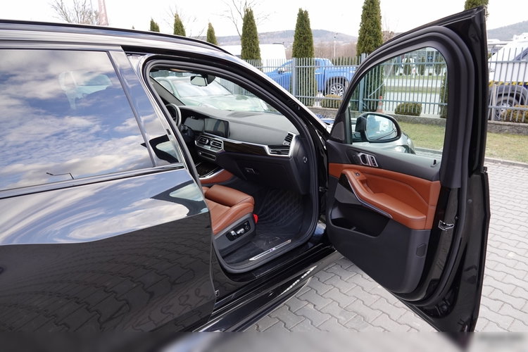 BMW X5 / xDrive30d / 265KM / INDIVIDUAL / GRZANA KIEROWNICA / DOKŁADKI KARBONOWE / ZAWIESZENIE PNEUMATYCZNE / zdjęcie 62