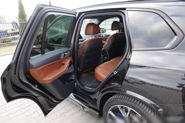 BMW X5 / xDrive30d / 265KM / INDIVIDUAL / GRZANA KIEROWNICA / DOKŁADKI KARBONOWE / ZAWIESZENIE PNEUMATYCZNE / zdjęcie 63