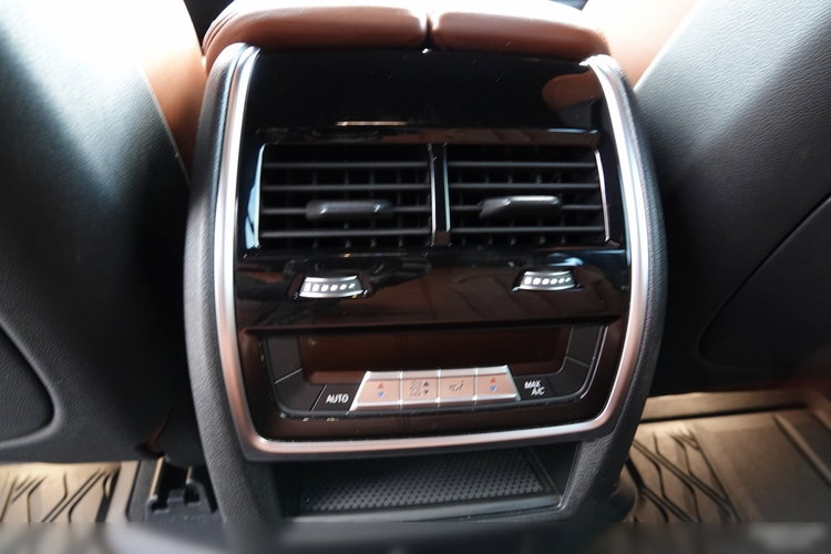 BMW X5 / xDrive30d / 265KM / INDIVIDUAL / GRZANA KIEROWNICA / DOKŁADKI KARBONOWE / ZAWIESZENIE PNEUMATYCZNE / zdjęcie 65