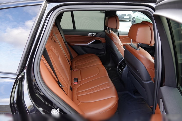 BMW X5 / xDrive30d / 265KM / INDIVIDUAL / GRZANA KIEROWNICA / DOKŁADKI KARBONOWE / ZAWIESZENIE PNEUMATYCZNE / zdjęcie 66