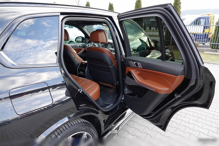 BMW X5 / xDrive30d / 265KM / INDIVIDUAL / GRZANA KIEROWNICA / DOKŁADKI KARBONOWE / ZAWIESZENIE PNEUMATYCZNE / zdjęcie 67