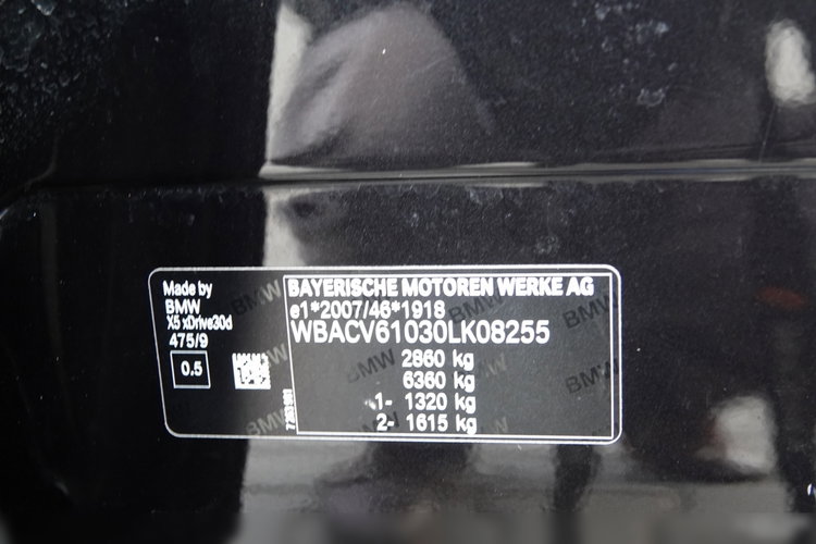 BMW X5 / xDrive30d / 265KM / INDIVIDUAL / GRZANA KIEROWNICA / DOKŁADKI KARBONOWE / ZAWIESZENIE PNEUMATYCZNE / zdjęcie 68