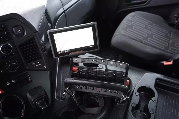 Mercedes AROCS / 3240 / 8 X 4 / TRIDEM / SKRZYNIOWY + HDS / HIAB 262 E – 7 / WYS. 19 M zdjęcie 24