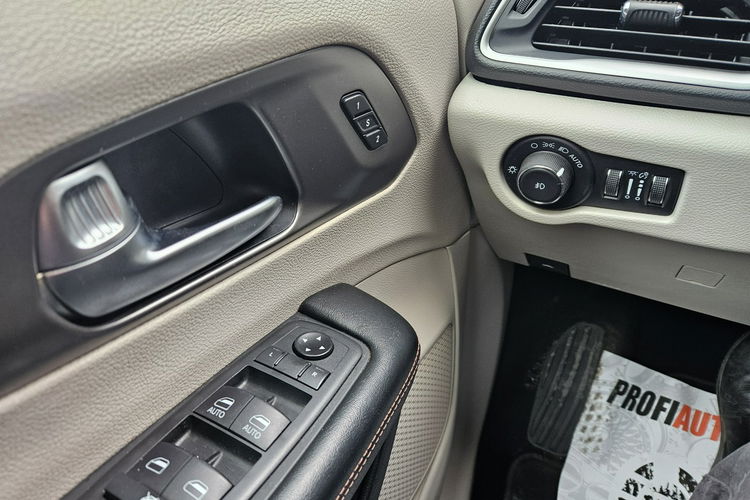 Chrysler Pacifica Automat / Klimatronic 4 strefowy / Podgrzewane fotele / itd. zdjęcie 9