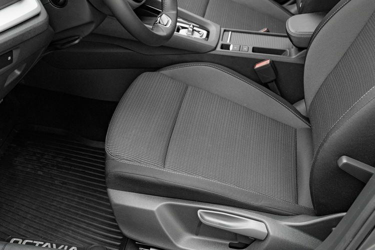 Skoda Octavia 1.5 TSI mHEV 150KM Selection DSG Podgrz.f K.cof Ambient Salon PL VAT23 zdjęcie 13