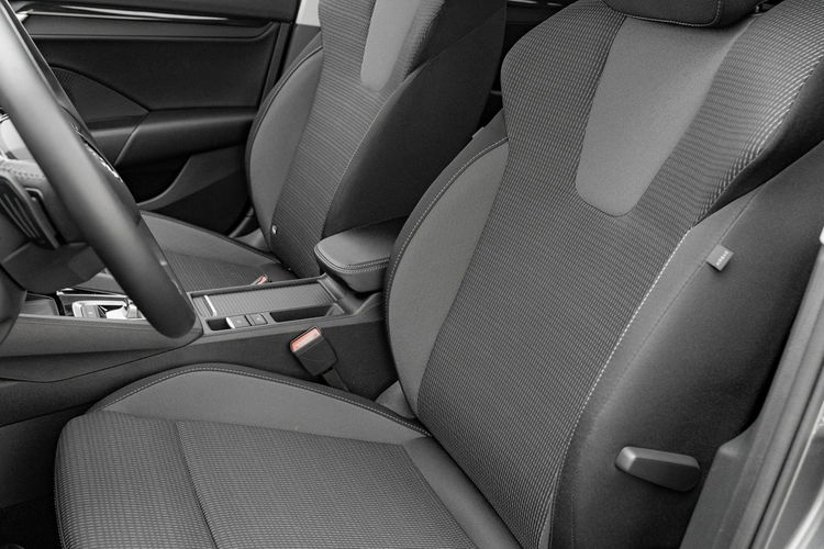 Skoda Octavia 1.5 TSI mHEV 150KM Selection DSG Podgrz.f K.cof Ambient Salon PL VAT23 zdjęcie 14
