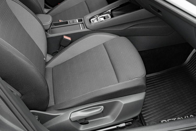 Skoda Octavia 1.5 TSI mHEV 150KM Selection DSG Podgrz.f K.cof Ambient Salon PL VAT23 zdjęcie 33