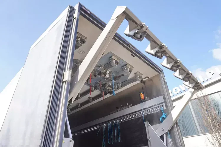 MAN TGM 18.320 / Chłodnia hakowa Chereau / Podnośnik załadowczy zdjęcie 11