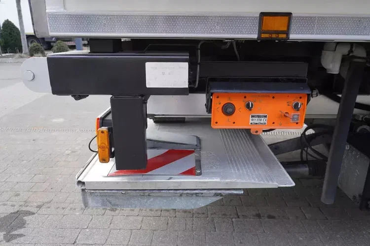 MAN TGM 18.320 / Chłodnia hakowa Chereau / Podnośnik załadowczy zdjęcie 12