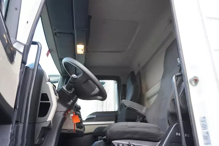 MAN TGM 18.320 / Chłodnia hakowa Chereau / Podnośnik załadowczy zdjęcie 15