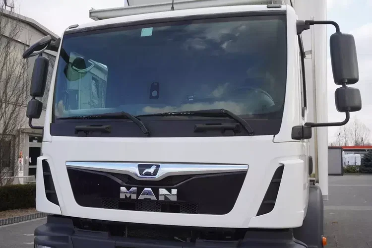 MAN TGM 18.320 / Chłodnia hakowa Chereau / Podnośnik załadowczy zdjęcie 16