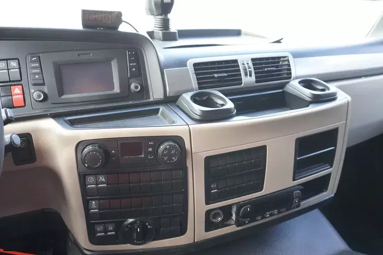 MAN TGM 18.320 / Chłodnia hakowa Chereau / Podnośnik załadowczy zdjęcie 21