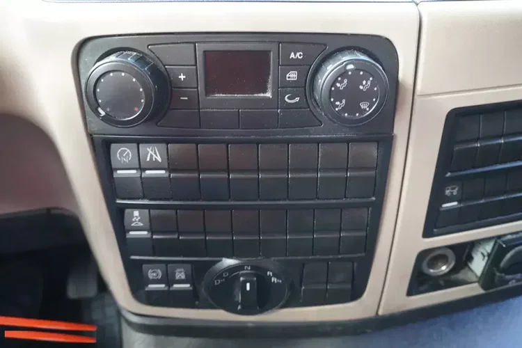 MAN TGM 18.320 / Chłodnia hakowa Chereau / Podnośnik załadowczy zdjęcie 22