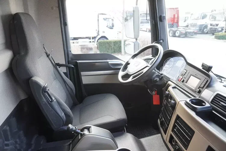 MAN TGM 18.320 / Chłodnia hakowa Chereau / Podnośnik załadowczy zdjęcie 24