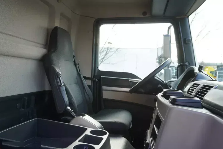 MAN TGM 18.320 / Chłodnia hakowa Chereau / Podnośnik załadowczy zdjęcie 25