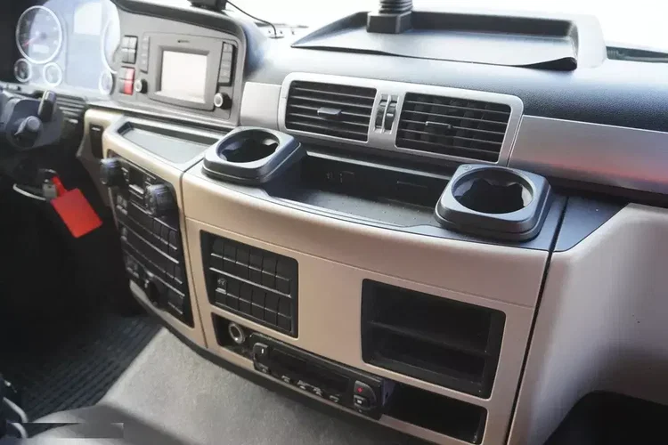 MAN TGM 18.320 / Chłodnia hakowa Chereau / Podnośnik załadowczy zdjęcie 26