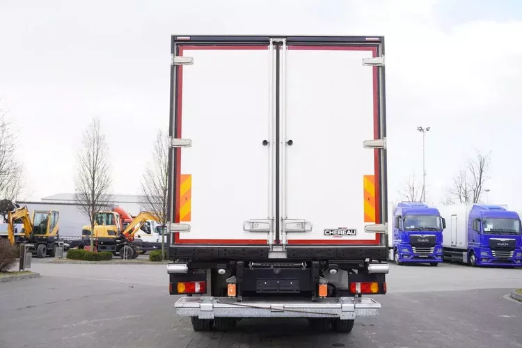 MAN TGM 18.320 / Chłodnia hakowa Chereau / Podnośnik załadowczy zdjęcie 7