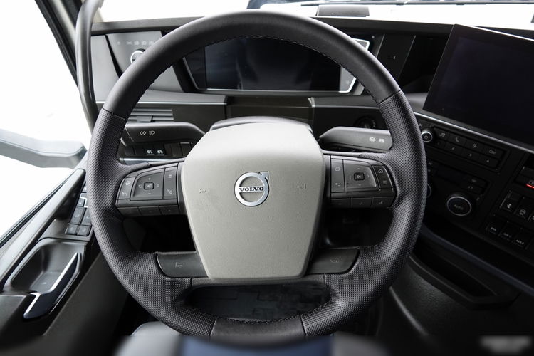 Volvo FH 540 / KLIMA POSTOJOWA / NAVI / SKÓRY / OPONY 100 % / PO ZŁOTYM KONTRAKCIE SERWISOWYM zdjęcie 27