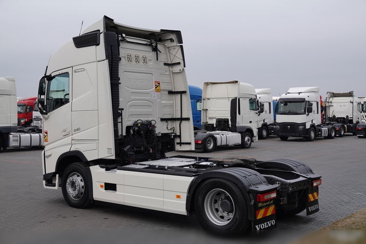 Volvo FH 540 / KLIMA POSTOJOWA / NAVI / SKÓRY / OPONY 100 % / PO ZŁOTYM KONTRAKCIE SERWISOWYM zdjęcie 7