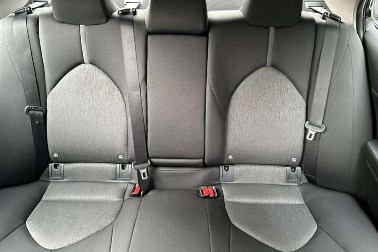 Toyota Camry 2.5 HSD 218KM COMFORT, salon Polska, gwarancja, FV23% zdjęcie 24