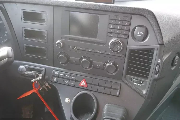 Mercedes Antos 1830 / Chłodnia Lamberet 22 EPAL / Winda Dhollandia 2000 kg zdjęcie 22