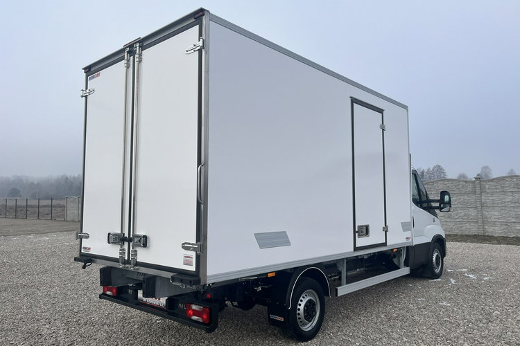 Iveco Daily 35S18 Izoterma 8-pal. GWARANCJA 3.0/180KM TylneZawieszeniePneumatyczne zdjęcie 4